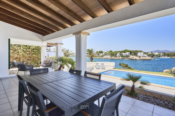 Forti 57- Seafront villa with pool