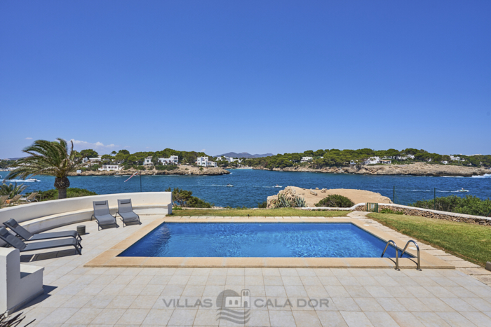 Forti 57- Seafront villa with pool