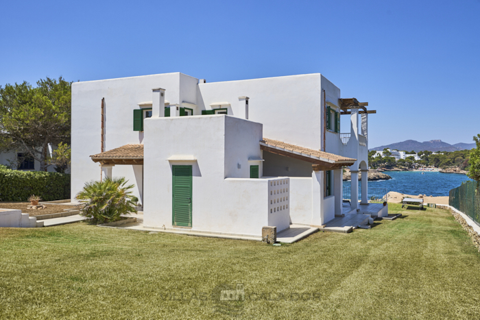 Forti 57- Seafront villa with pool