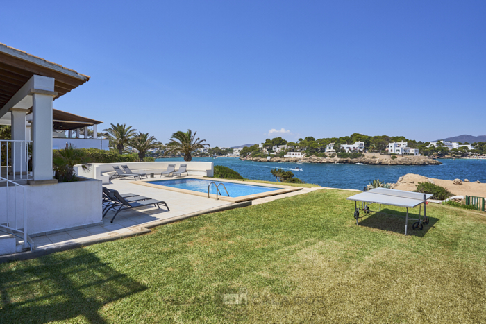 Forti 57- Seafront villa with pool