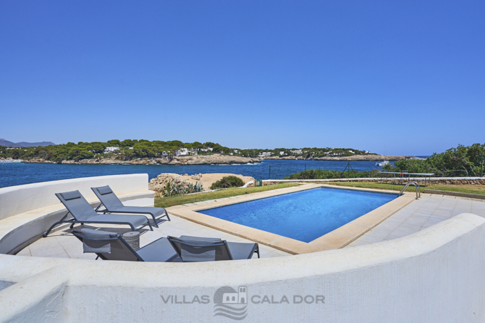 Forti 57- Seafront villa with pool