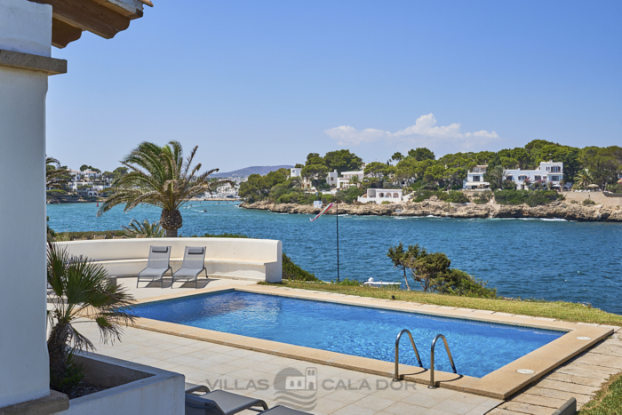 Forti 57- Seafront villa with pool