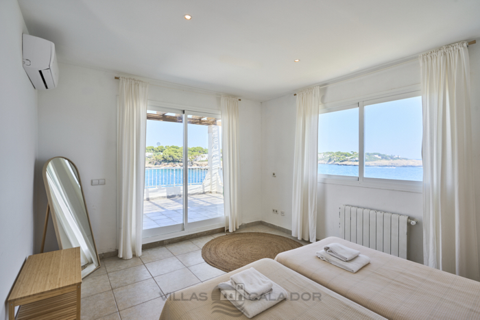 Forti 57- Seafront villa with pool