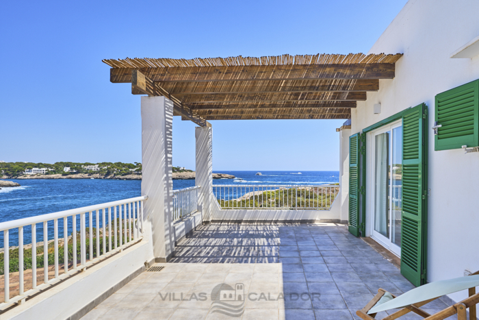 Forti 57- Seafront villa with pool