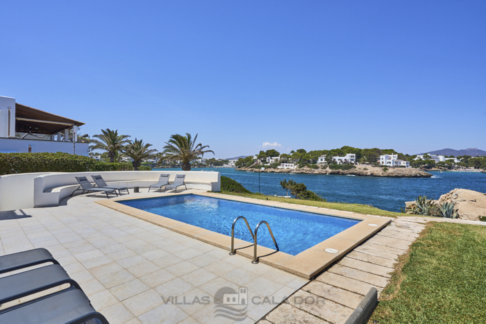 Forti 57- Seafront villa with pool